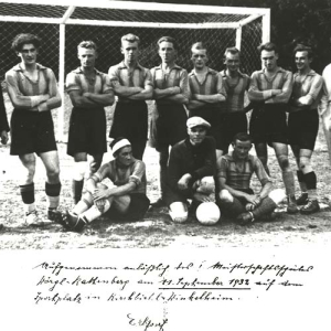 Fußball in Wörgl, stehend von links: Josef Erb sen., Adolf Mitterer, Ludwig Faserl, Michael Sostaric, Ernst Steinicke, Jauggel, Josef Hohenauer, Georg Scholz, Hans Huber, Dobringer. Sitzend von links: Martin Mitterer, Franz Kröll, Paul Hohenauer.