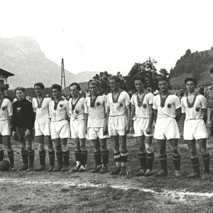 Fußball in Wörgl. von links: Hans Winner, Hugo Gombasch, Norbert Gögl, Adi Rentenberger, Martin Mitterer, Günther Schult, Hugo Mitterer, Hermann Grabher, Loisl Decilia, Michl Ellinger, Rudi Baumgartner und "Outwachtler" Berger.