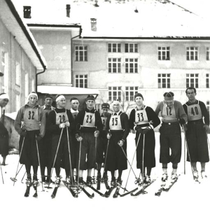 Vor der Hauptschule, Start zur Ski - Langlauf Kombination