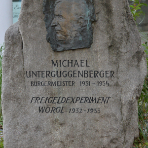 Lia Rigler schuf u.a. auch das Bronze-Porträt ihres Vaters Michael Unterguggenberger am Wörgler Freigeld-Denkmal gegenüber vom Stadtamt, das 1976 zum Jubiläum 25 Jahre Stadt aufgestellt wurde.