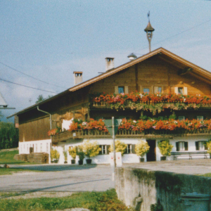 Hölzlbauer Blumen geschmückt