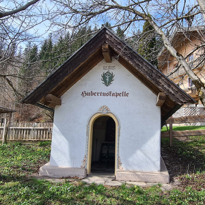 Die Kapelle im Ortsteil Pinnersdorf wurde 1831 von den Nachkommen des Georg Rainer, Bauer beim Pinnersdorfer und vormaliger Freiheitskämpfer, als Sühne für dessen Gotteslästerung gebaut. Bei der Restaurierung 1994 zu einer Hubertuskapelle umgestaltet.