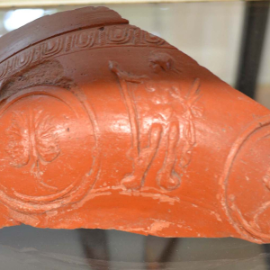 Teil einer römischen Sigillatoa - Schale aus dem späten 2.Jahrhundert mit der Relieffigur des Kriegesgottes Mars