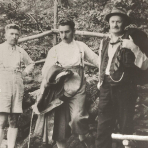 Johann Fuchs, rechts, Erbauer des Fuchsweges mit Oberlehrer Hubert Ascher, links und Altbürgermeister Sepp Gollner bei der Inspektion des Bauwerkes 1933. Foto: Stadtarchiv Wörgl