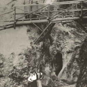 Spektakulär war der Trittsteig in die Aubachklamm, der im Rahmen des Freigeld-Bauprogrammes errichtet wurde. Foto: Stadtarchiv