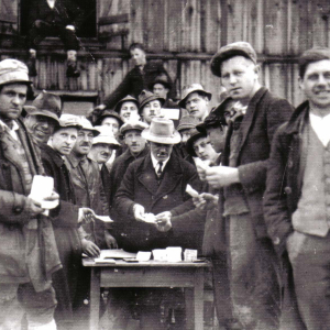 Johann Fuchs bei der Lohnauszahlung an Arbeiter des Freigeld-Bauprogrammes. Foto: Unterguggenberger Institut