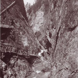 Der damals errichtete Schluchtenweg in die Aubachklamm ist heute nicht mehr begehbar, die Schlucht selbst durch später errichteten Hochwasserschutz nicht mehr zugänglich. Foto: Stadtarchiv.