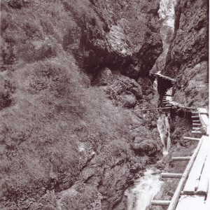 Der damals errichtete Schluchtenweg in die Aubachklamm ist heute nicht mehr begehbar, die Schlucht selbst durch später errichteten Hochwasserschutz nicht mehr zugänglich. Foto: Stadtarchiv.