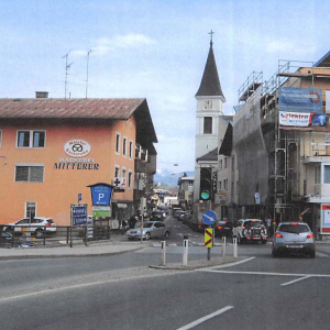 ca. 2014, Bäckerei Mitterer, davor schon der Parkplatz statt GH Aufinger, rechts noch Zoo Geschäft