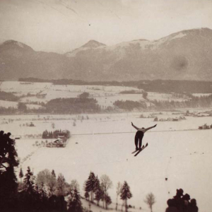 Die mit Freigeld errichtete Sprungschanze war 1933 ein Publikumsmagnet. Foto: Unterguggenberger Institut