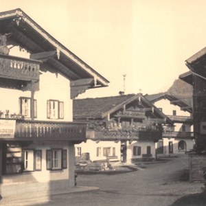 Adamweber Hof, Stammhaus der Familie Mayr, wurde 1862 Zentrum des Baustoffhandels, Foto ca. 1962