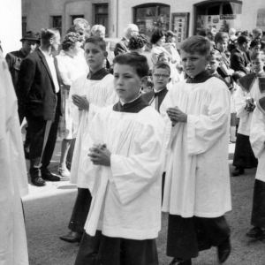 Hinten Herr Zangerl, Ministranten nach dem 2. Weltkrieg