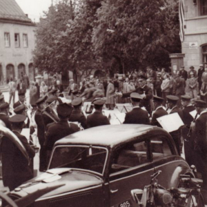 Blasmusik-Empfang für die Kongressteilnehmer vor dem Gasthof Alte Post