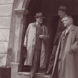 Kongressteilnehmer beim Eingang zur Alten Post – links Architekt Dr. h.c. Hans Bernoulli
