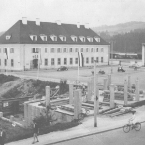 Altes Steinadler Gebäude bereits weggerissen, Blick auf Post und Bahnhof