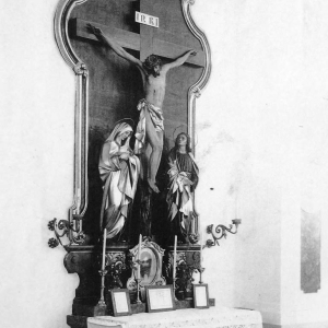 Seitenaltar mit Kreuzigungsgruppe (Pfarrkirche zum hl. Laurentius, Wörgl)