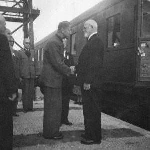 Stadt - Erhebungs - Feier vom 17. - 19. August 1951, Bundespräsident Dr. Theodor Körner und Landeshauptmannstellvertreter J. A. Mayr