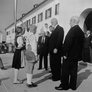 Stadt - Erhebungs - Feier vom 17. - 19. August 1951. Zwei Wörgler SchülerInnen Anni Eder und Peter Brandl begrüßten BP Dr. Körner mit einem Gedicht 