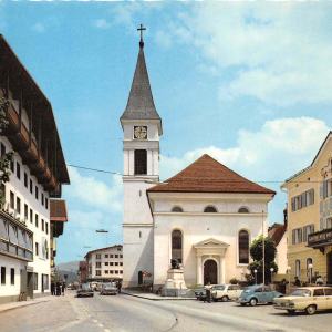 Früher Kirchplatz, jetzt Andreas Hofer Platz, li. Gasthof Alte Post, re. Gasthof Neue Post