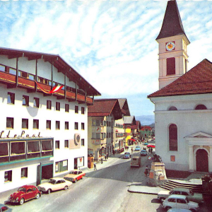 Früher Kirchplatz, jetzt Andreas Hofer Platz, li. Gasthof Alte Post