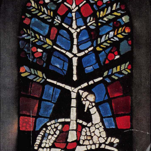 Fenster der Kapelle, dass in leuchtenden Farben den Baum des Lebens zeigt, der aus dem Lamm herauswächst und das Blut bewässert ihn