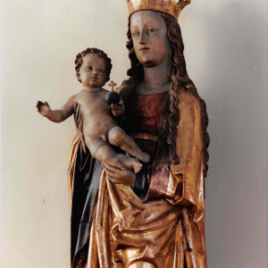 Gotische Madonna in der Pfarrkirche Wörgl, um 1500. Sie ist das einzige noch existierende Element aus der gotischen Kirche, welche um 1740 für eine Vergrößerung abgerissen wurde.