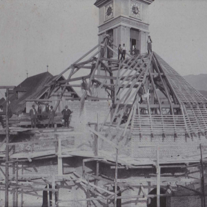 Dachstuhlbau im Rahmen der neubarocken Erweiterung der Kirche 1912 (Zimmermeister Johann Gwiggner)