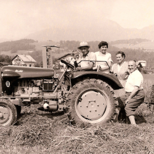 Traktor am Goglfeld, dahinter Högerhaus, ca. 1950
