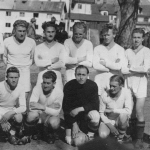 Wörgler AC gegen Solothurn, 1948, stehend v. li. Rentenberger Adi, Mitterer Hugo, Ellinger Michel, Winner Hans, Unbekannt, Wolf Benno, Magreiter Adolf. Knieend v. li. Unbekannt, Mitterer Martin, Unbekannt, Grabherr Hermann