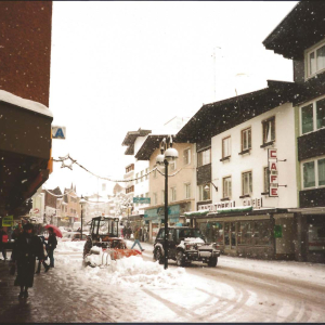 Bahnhofstraße mit Cafe Moser, Gazelle, vorne Steindlhaus