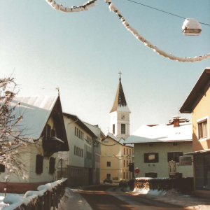 Brixentalerstraße mit Tagungshaus und alte Musikschule, l. Hirnschal-Haus