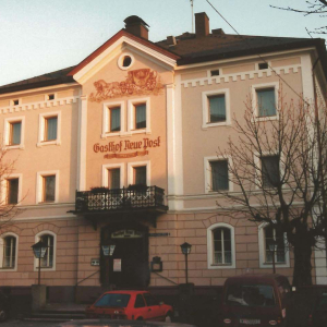 Früher Kirchplatz, jetzt Andreas Hofer Platz, Gasthof Neue Post, Familie Lenk