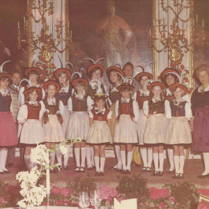 Haselsteinerchor tritt für Königin Elisabeth in der Innsbrucker Hofburg an, v.l. nach r. 1. Schwöllenbach Herta, 5. Jochum Christine, die ein englisches Gedicht vortrug, r. Herma, hinten v.l.nach r. 1. Buttinger Franz mit der Harmonika, 4. Loinger Barbara, 5. Wimpissinger Gerda, 6. Kainzner Emmerich, 7. Freisinger Katharina, 8. Gaim Waltraud