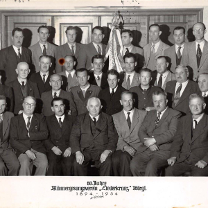 60 Jahre Männergesangsverein Liederkranz Wörgl 1894 - 1954, Sitzend v.l.n.r.: Josef Ebner, Martin Mey, Rupert Hutterer, Hans Fritsche, Ernst Ascher, Andrä Seisl, Hans Kuchling, Stehend Mitte v.l.n.r.: Josef Oberrauch, Max Frinder, Georg Steindl, Hans Stöger, Peter Rottonara, Dr. Rudolf Ostermann, Franz Felderer, Wendelin Deiser, Georg Vorauer, Adolf Morandell, Franz Steindl, Seb. Schwöllenbach, Hans Hutterer, Stehend l. R. v.l.n.r.: Walter Linser, Josef Riedel, Rudolf Danek, Hans Rohregger, Georg Aigner, Franz Wieser, Hans Fill, Andreas Gruber