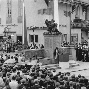 Denkmal für die Verstorbenen der beiden Weltkriege. Auf dem gebäumten Streitross sitzt der hl. Ritter Georg. Hier noch vor der Molkereigenossenschaft