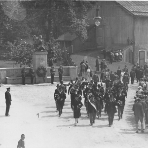 Denkmal für die Verstorbenen der beiden Weltkriege. Auf dem gebäumten Streitross sitzt der hl. Ritter Georg. 