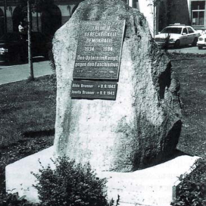 Das Faschismus-Denkmal wurde am 12.02.1984 anläßlich des 50. Gedenktages an den Bürgerkrieg 1934 aufgestellt