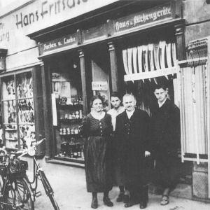 Eisenhandlung Hans Fritsche, Farben und Lacke, Haus und Küchengeräte. Foto aus Wörgl-Ein Heimatbuch von Josef Zangerl