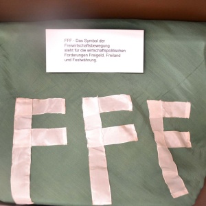 FFF - Das Symbol der Freiwirtschaftsbewegung. Es steht für Freigeld, Freiland und Festwährung