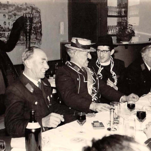 Fasching in Wörgl, l. Klingler Walter, 2. Schipflinger Josef, 3. v. l. Hutterer Sepp, 4. Lahartinger Johann, 5. v. l. KR Hutterer, 6. v. l. Wirt Aufinger, r. v. Andrä Spiegl