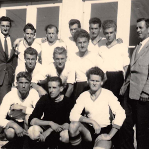 Fußball in Wörgl, steh.1.R.v.li: Stocker Walter, Gerstner Rudi, Schult Günther, Weixelbraun, Hauser Walter, Sojer Walter, Friedrich Pepi; steh.2.r.v.li: Wolf Benno, Weinseisen Ernst, Ellinger Michael; vorne v.li: Mayr Peppo, Prugg Hansi, Adelsberger Andreas