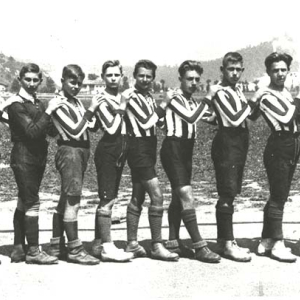 Fußball in Wörgl. Jugendmannschaft 1921 - von links: Max Planer (Betreuer), Franz Buttinger, H. Lotz, Hermann Hell, Ludwig Mark, Helmut Wieser, Herbert Türk, Virgil Rieder, Albert Praxmarer, Alois Buttinger, Hans Mitterhofer, Otto Steinbacher.