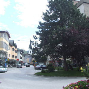 2011, Riedmann-, Hochstaffl-, M-Preis-, Hutterer-Haus, Zoczek, dahinter Kirchturm, rechts Wohnanalage der TIGEWOSI in der Josef-Speckbacher-Straße