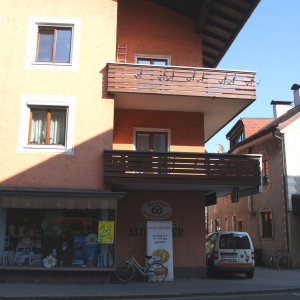 2011, Zentralapotheke Wörgl, Innsbrucker Straße 1 und Friseur CHAOS, Bahnhofstraße 2