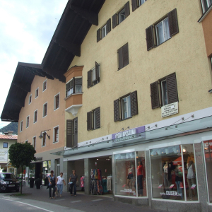 2011, Bosin-, Steindl-, Manesch-Haus, Vorgarten der Stadtapotheke, Haus der Fa. Jaffé, ehem. Bloder-Haus