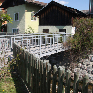 2011, vorne Wilhelm-Busch-Platzerl, Steg über den Wörgler Bach, Gebäude an der Wildschönauer Straße