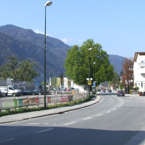 2011, links: Parkplatz und Riedhart-Kapelle, rechts: Tischler-, Dr. Walter Mayr-Haus, Therapiezentrum Riedhart