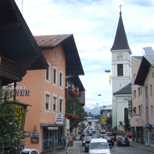 2011, ehem. Gasthof Aufinger, Haus Mitterer mit Zentralapotheke, Hotel Alte Post, Raiffeisen-Bezirkskasse Wörgl mit Umgebung, Stadtpfarrkirche, Volland-Haus mit BAWAG, Schlögl-Geschäft, Zoo-Treff