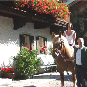 2011, Kargl-Tochter, hoch zu Ross mit dem Karglbauern neben dem Karglhof