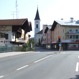 2011, Bruggenhockerbrücke, ehem. Gasthof Aufinger, Mitterer-Haus, Stadtpfarrkirche, Volland-Haus mit BAWAG, Schlögl-Metzgerei, Zoo-Treff